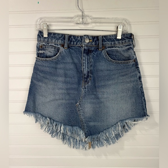 We The Free women’s Bailey frayed hem mini denim jean skirt. Size 27 - Picture 1 of 7